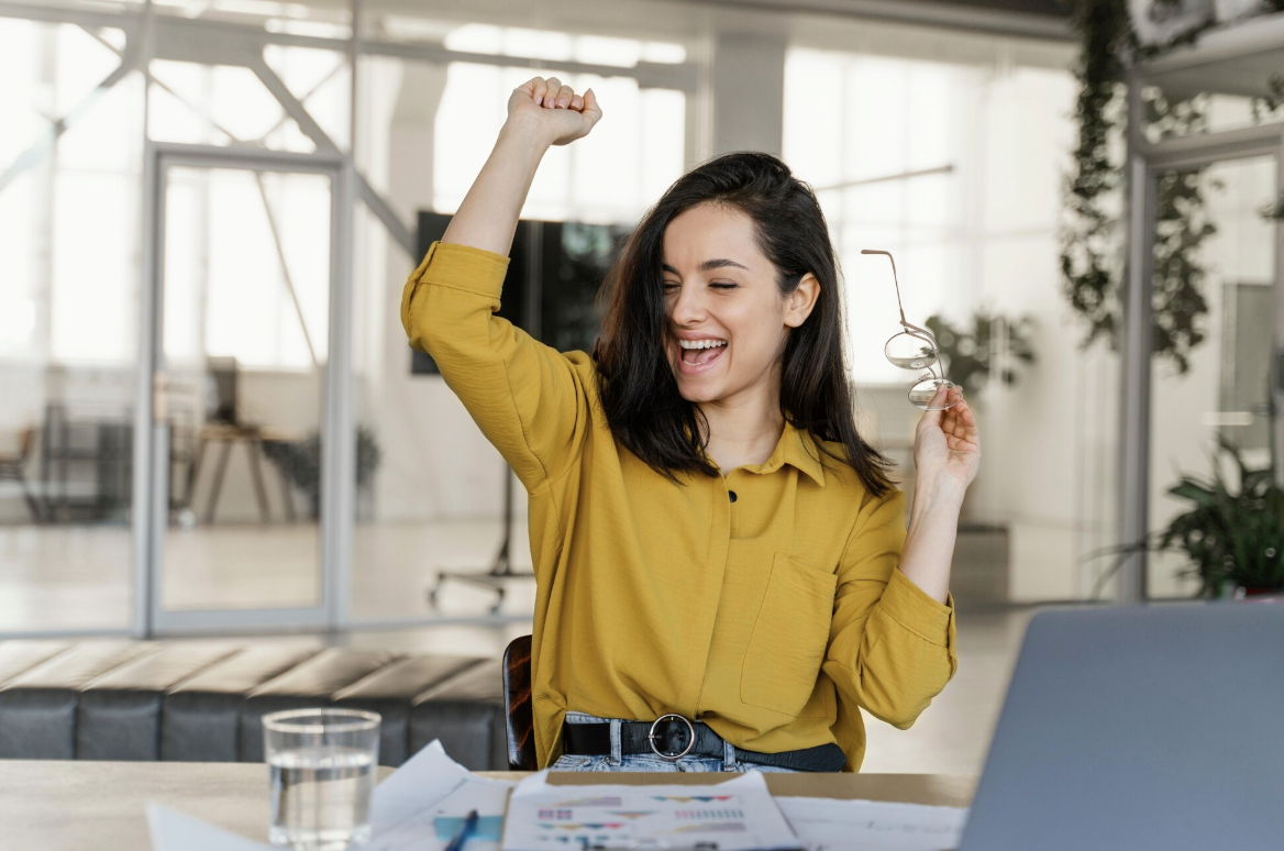 Profesional celebrando cierre exitoso