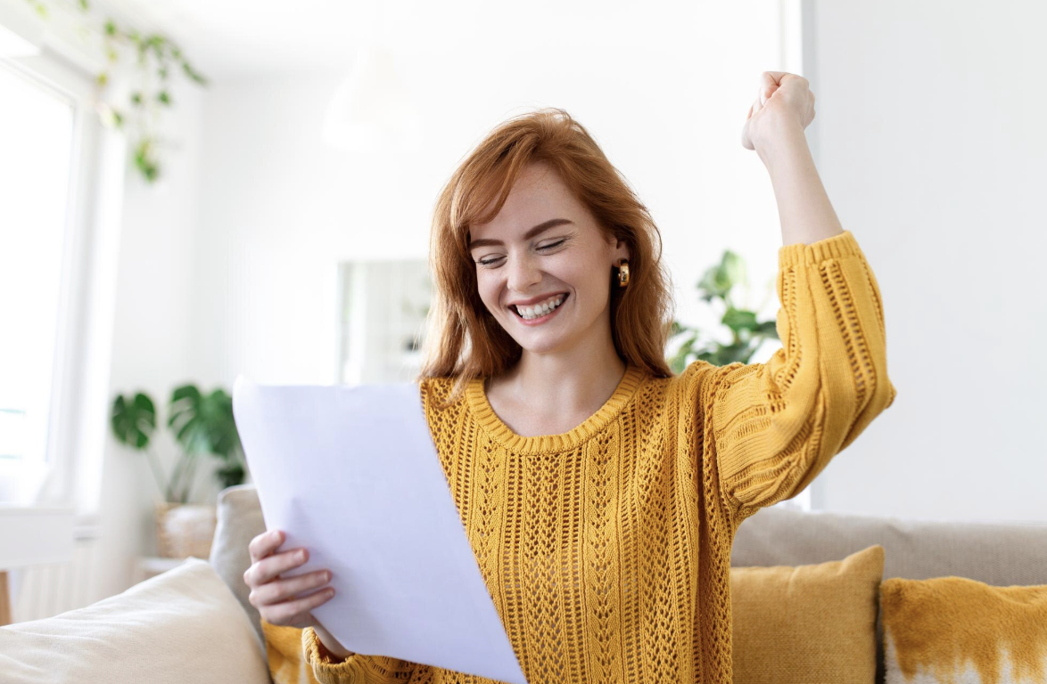 Mujer celebrando aprobación de crédito